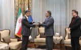 دریافت حکم ریاست دانشگاه صنعت نفت از محسن پاک نژاد دریافت حکم ریاست دانشگاه صنعت نفت از محسن پاک نژاد
