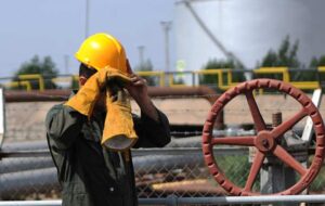 مالکیت شرکت‌های نفتی به مردم واگذار شود/پارادوکس فقر و نفت