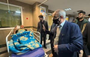 استاندار از مصدومان حادثه واژگونی اتوبوس یاسوج_سمیرم عیادت کرد