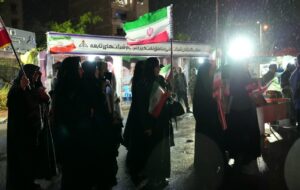 حضور پرشور بانوان مناطق نفت‌خیز جنوب در موکب کارکنان در شب بارانی اهواز