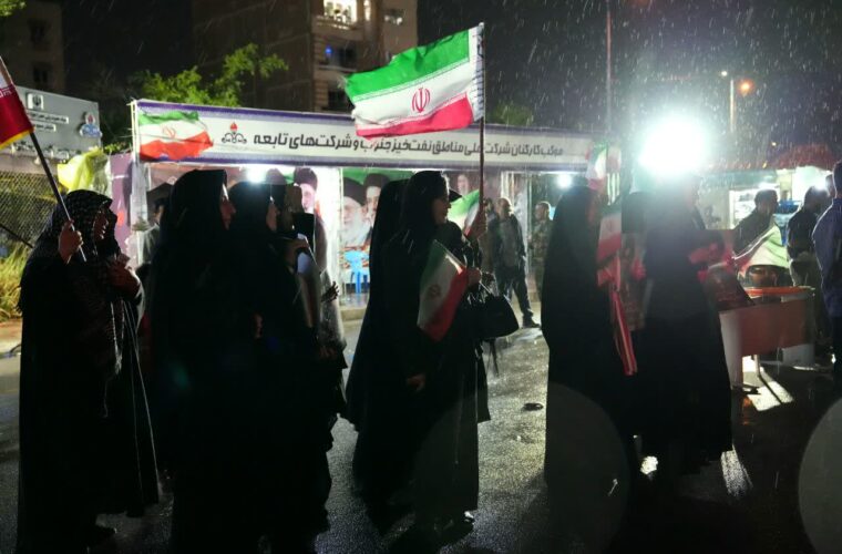 حضور پرشور بانوان مناطق نفت‌خیز جنوب در موکب کارکنان در شب بارانی اهواز